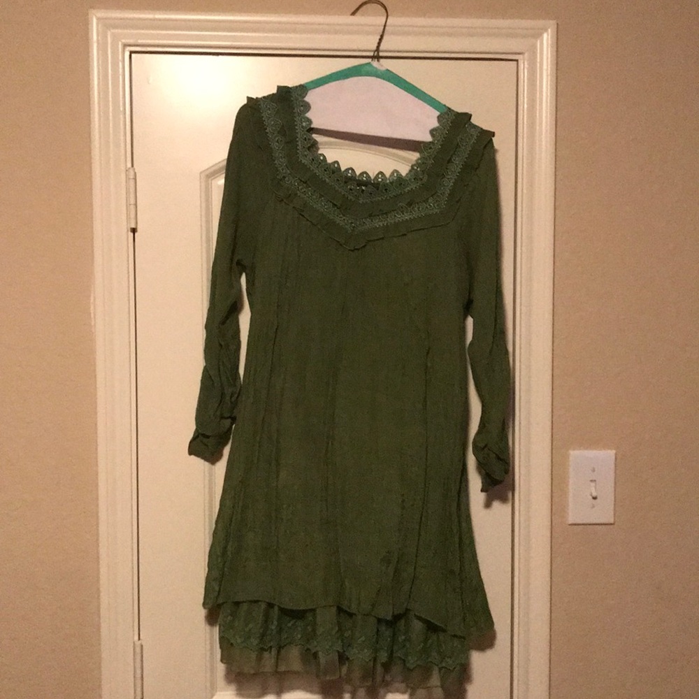 Fun & flirty dress, lace detail at neck/bottom hem